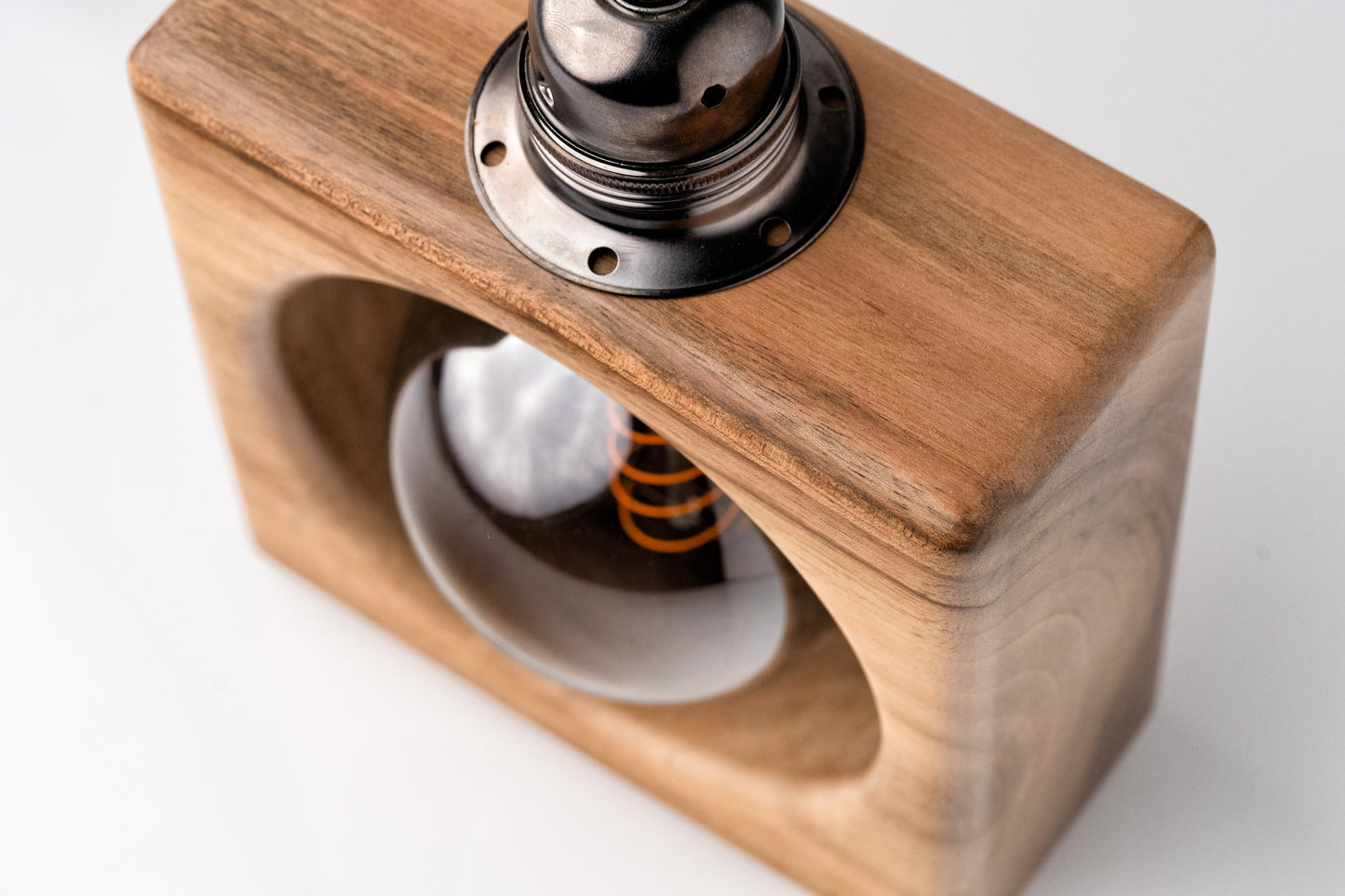 Lampe à poser artisanale en noyer massif - Modèle Octave