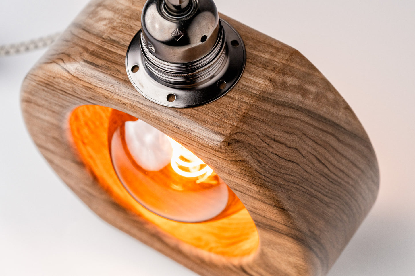 Lampe à poser artisanale en noyer massif - Modèle Nino