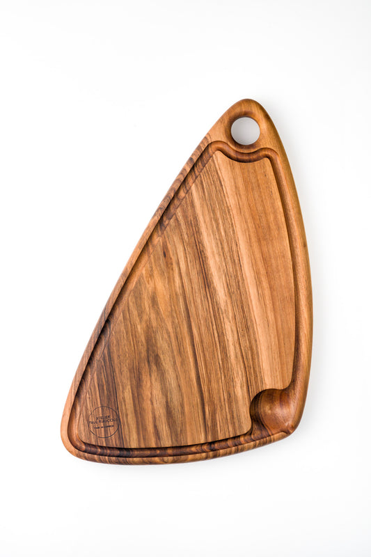 Planche à découper artisanale en noyer massif avec rigoles - #R3