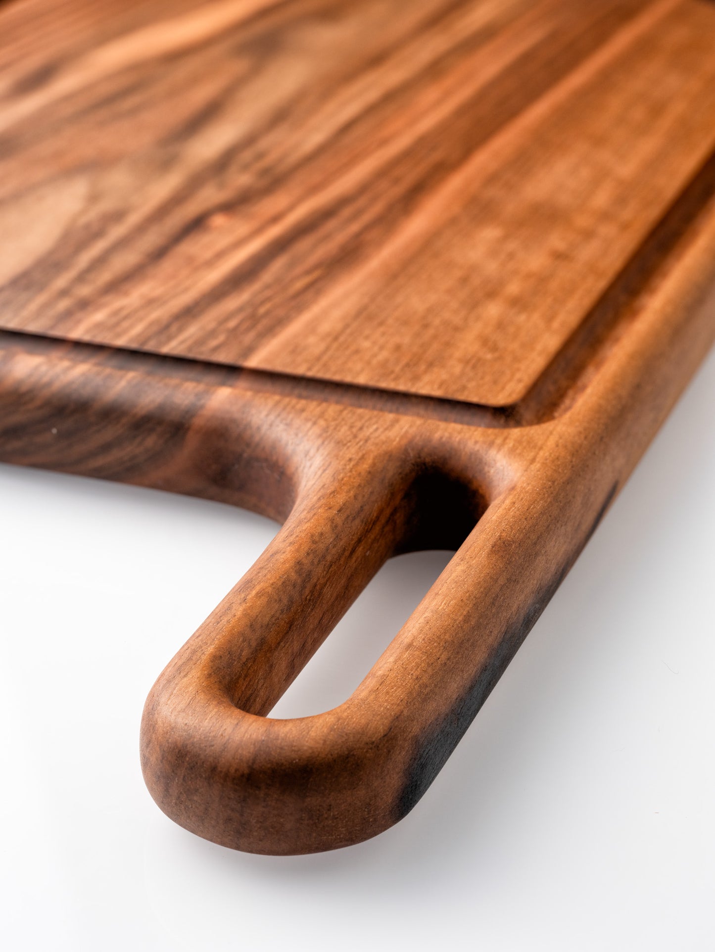 Planche à découper artisanale en noyer massif avec rigoles - #R2