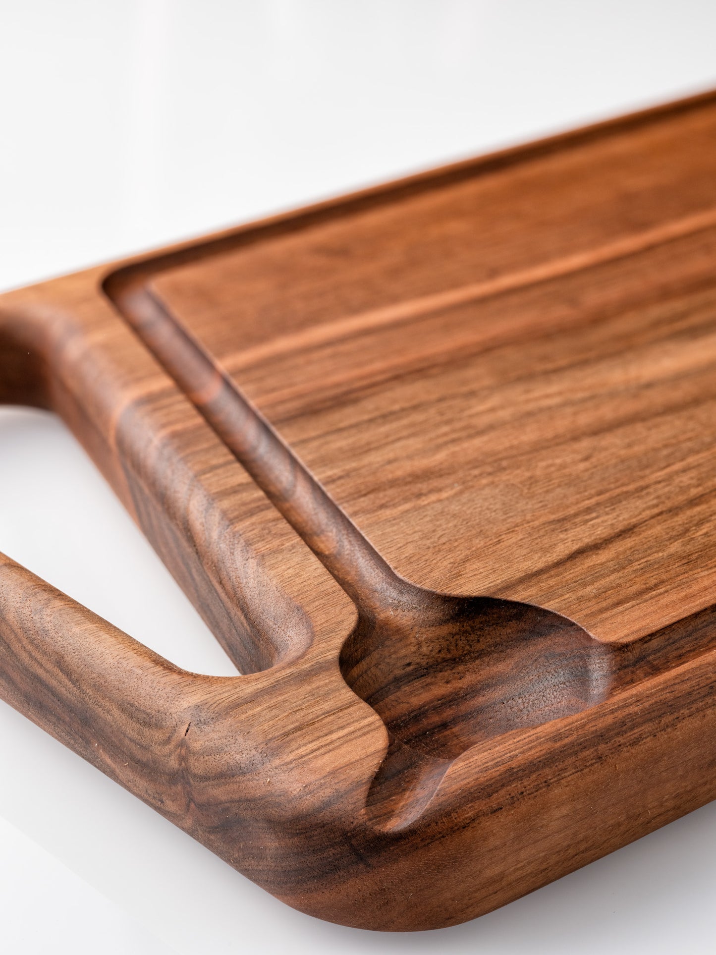 Planche à découper artisanale en noyer massif avec rigoles - #R1