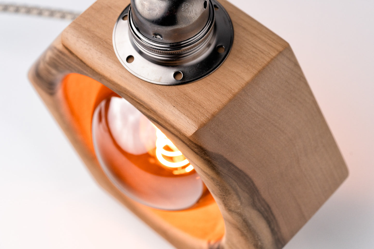 Lampe à poser artisanale en noyer massif - Modèle Léon