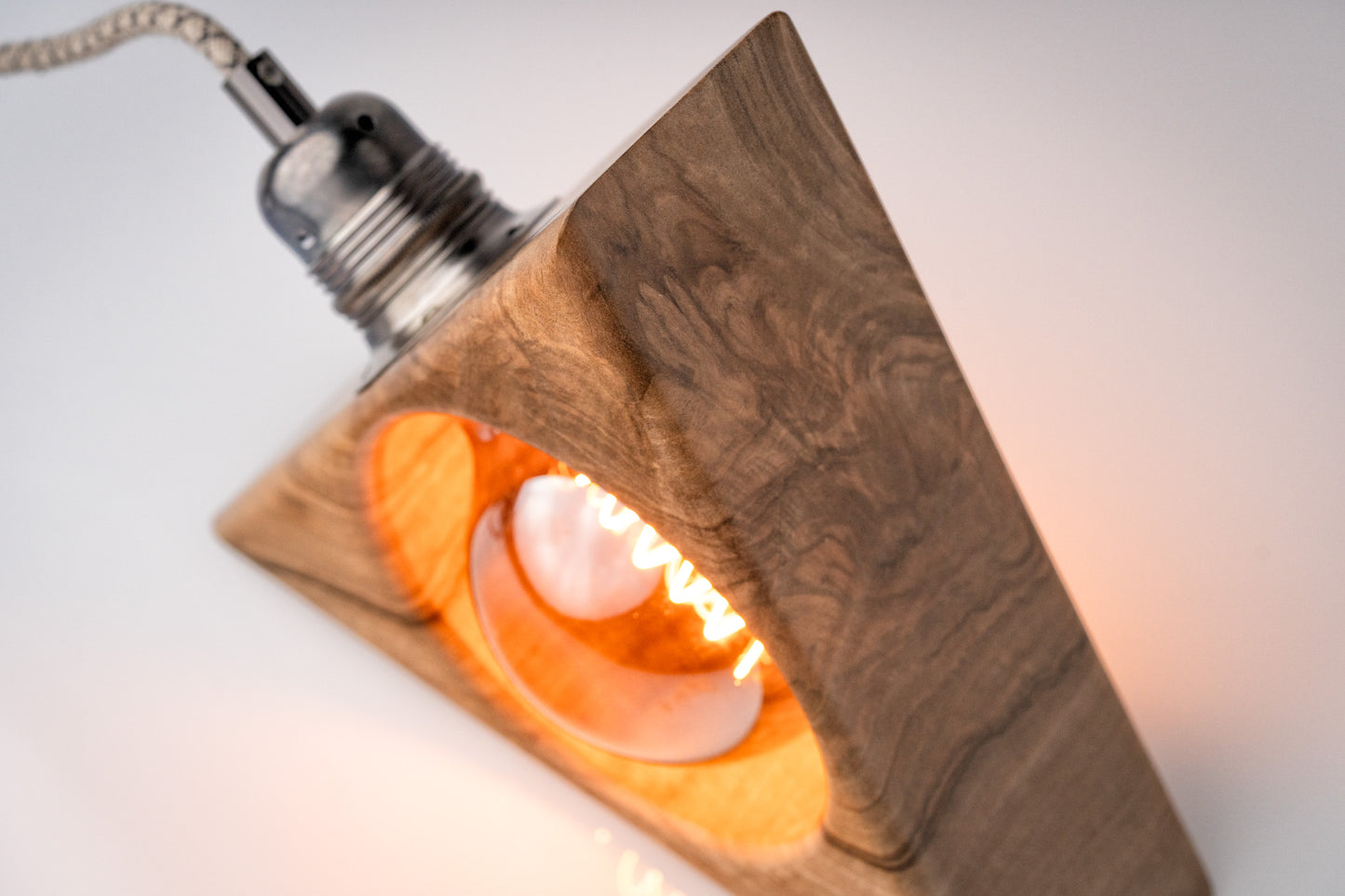 Lampe à poser artisanale en noyer massif - Modèle Barnabé