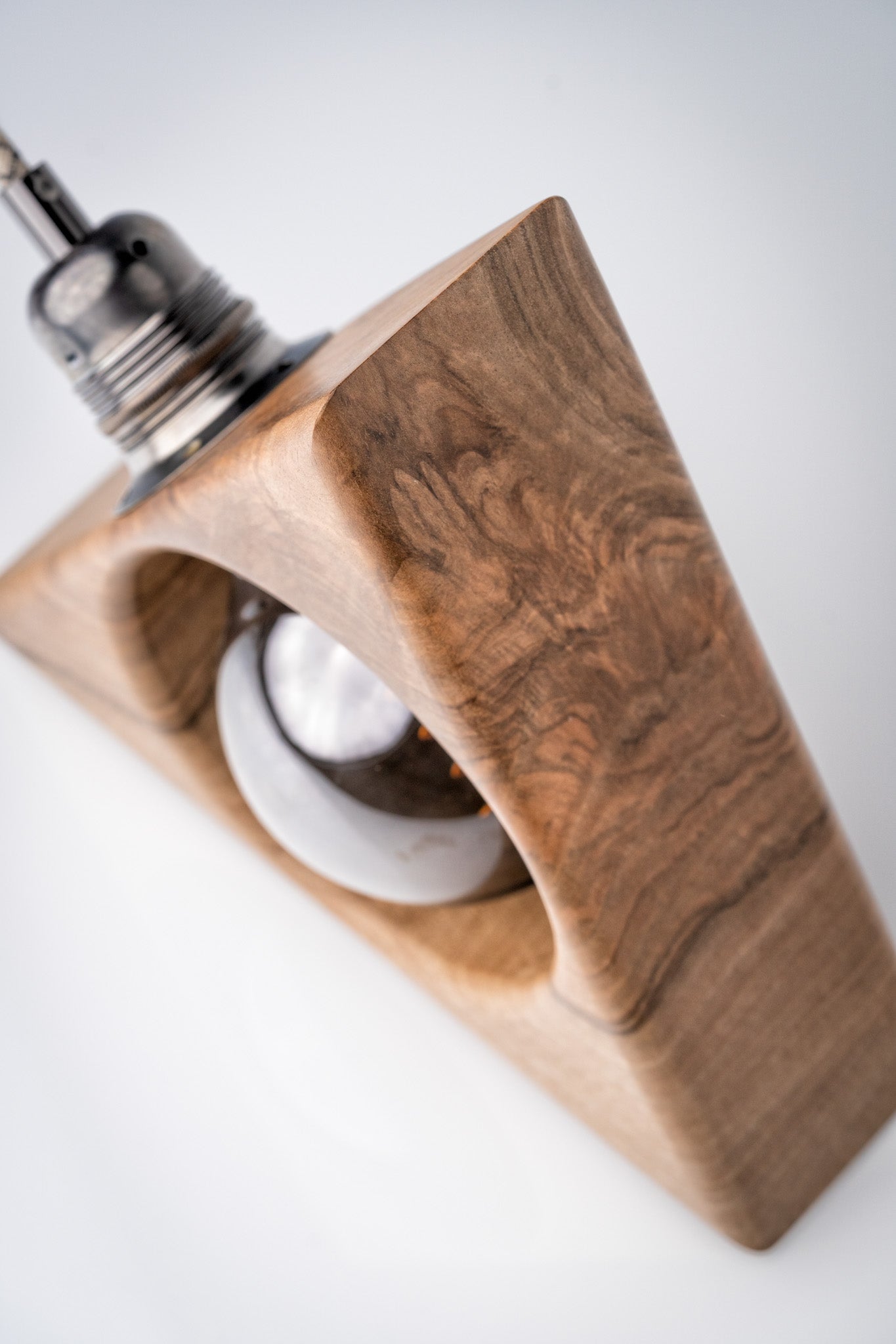 Lampe à poser artisanale en noyer massif - Modèle Barnabé