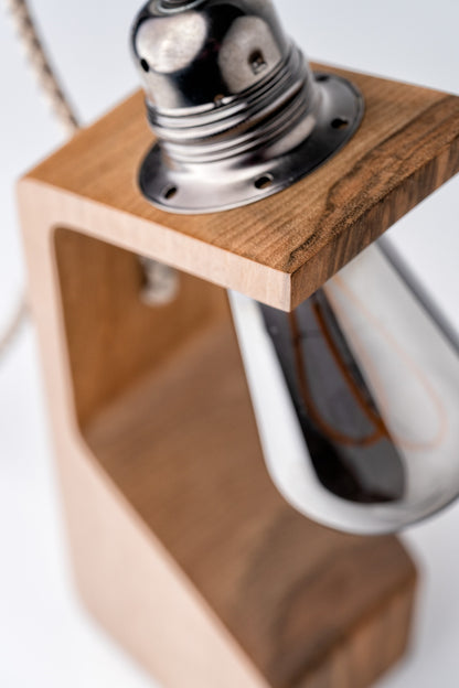 Lampe à poser artisanale en noyer massif - Modèle Anouk