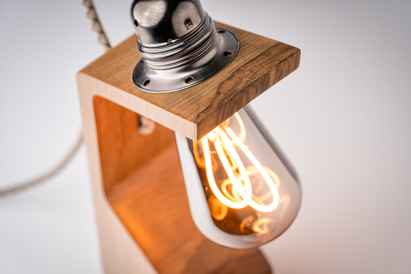 Lampe à poser artisanale en noyer massif - Modèle Anouk