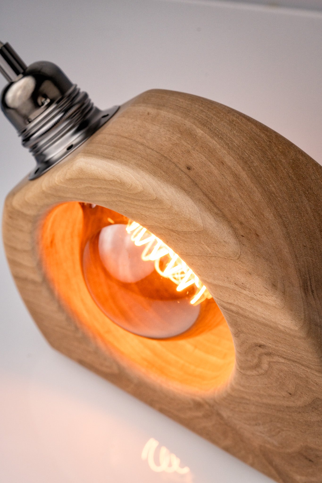 Lampe à poser artisanale en noyer massif - Modèle Arthur