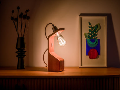 Lampe à poser artisanale en noyer massif - Modèle Anouk