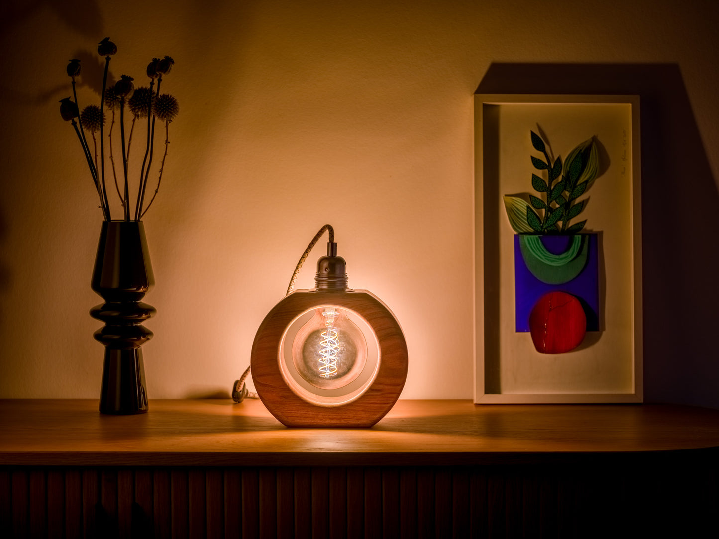 Lampe à poser artisanale en noyer massif - Modèle Nino
