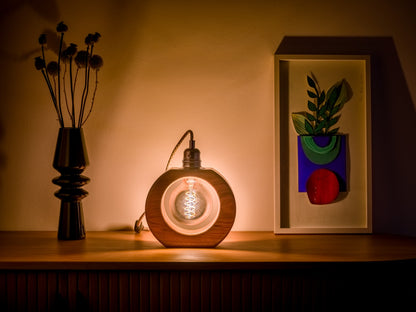 Lampe à poser artisanale en noyer massif - Modèle Nino