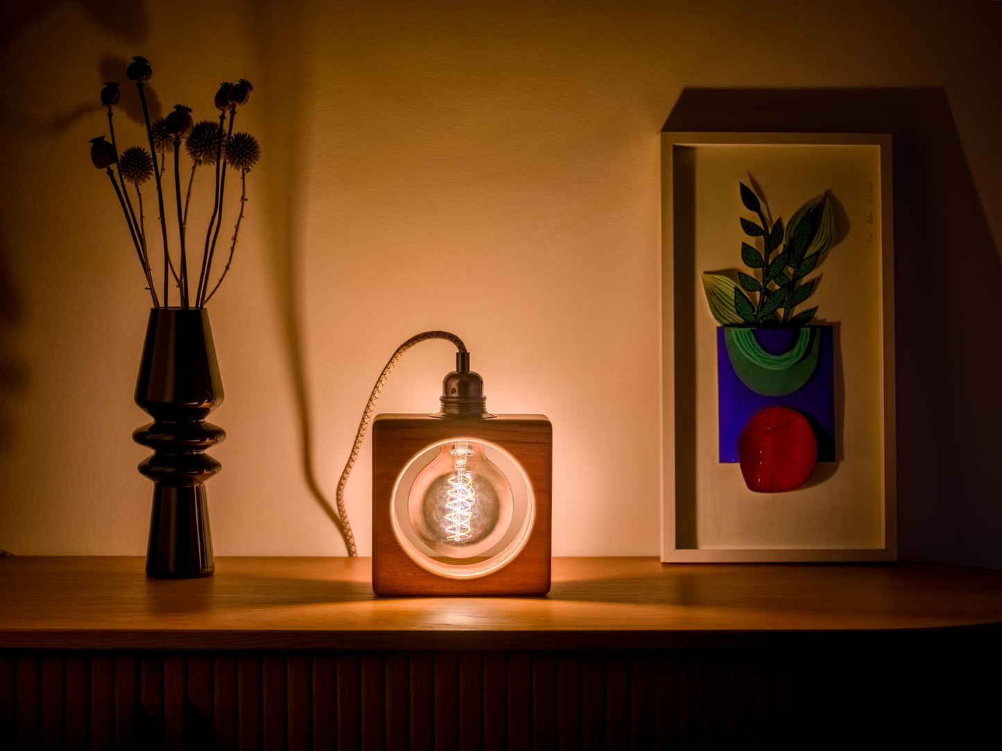 Lampe à poser artisanale en noyer massif - Modèle Octave