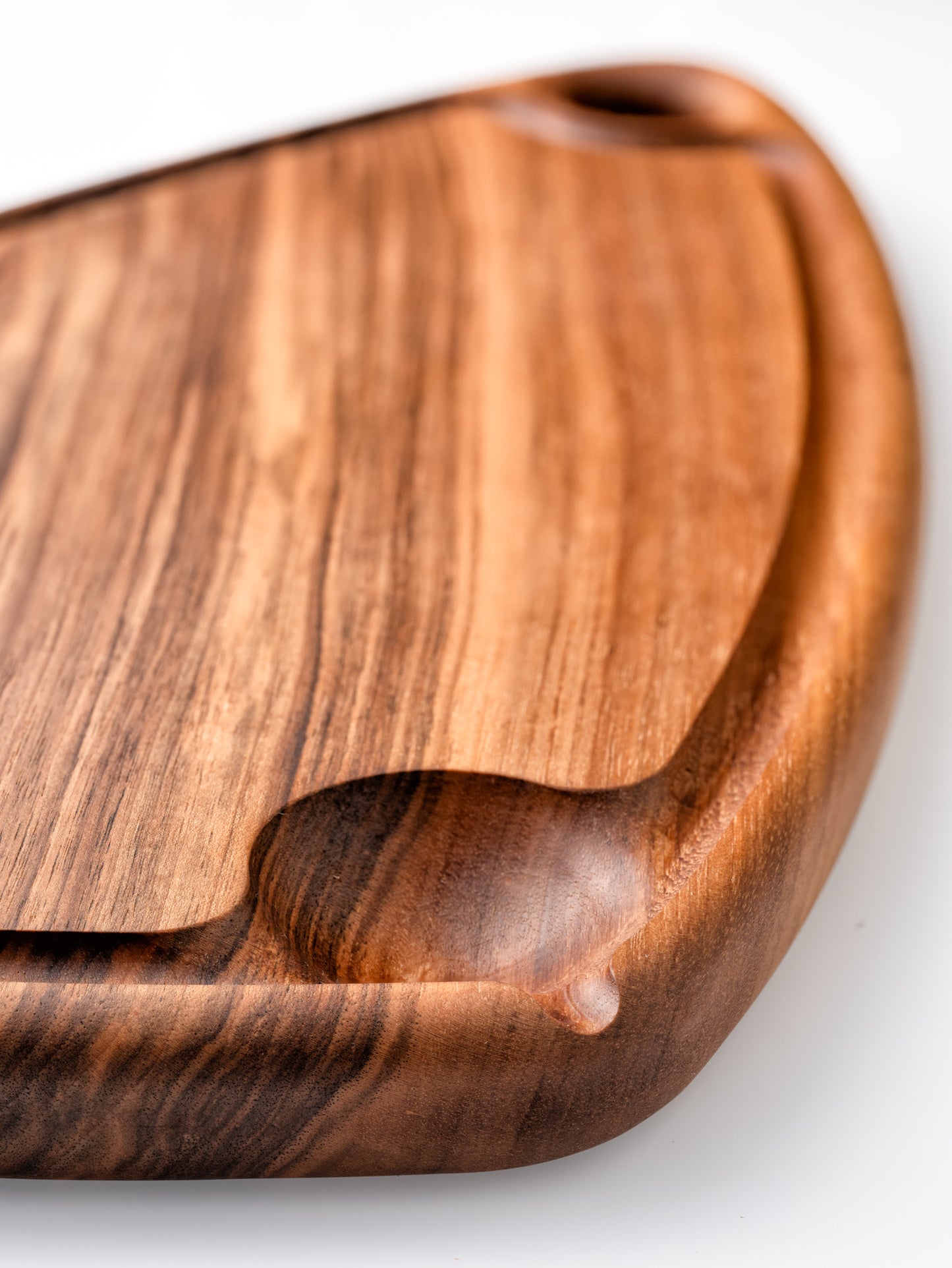 Planche à découper artisanale en noyer massif avec rigoles - #R3