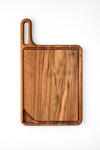 Planche à découper artisanale en noyer massif avec rigoles - #R2