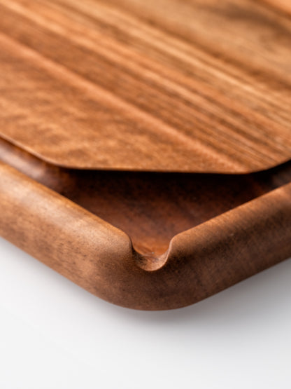 Planche à découper artisanale en noyer massif avec rigoles - #R2