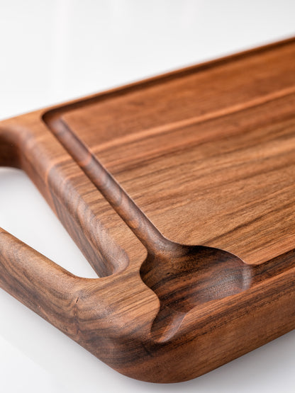 Planche à découper artisanale en noyer massif avec rigoles - #R1