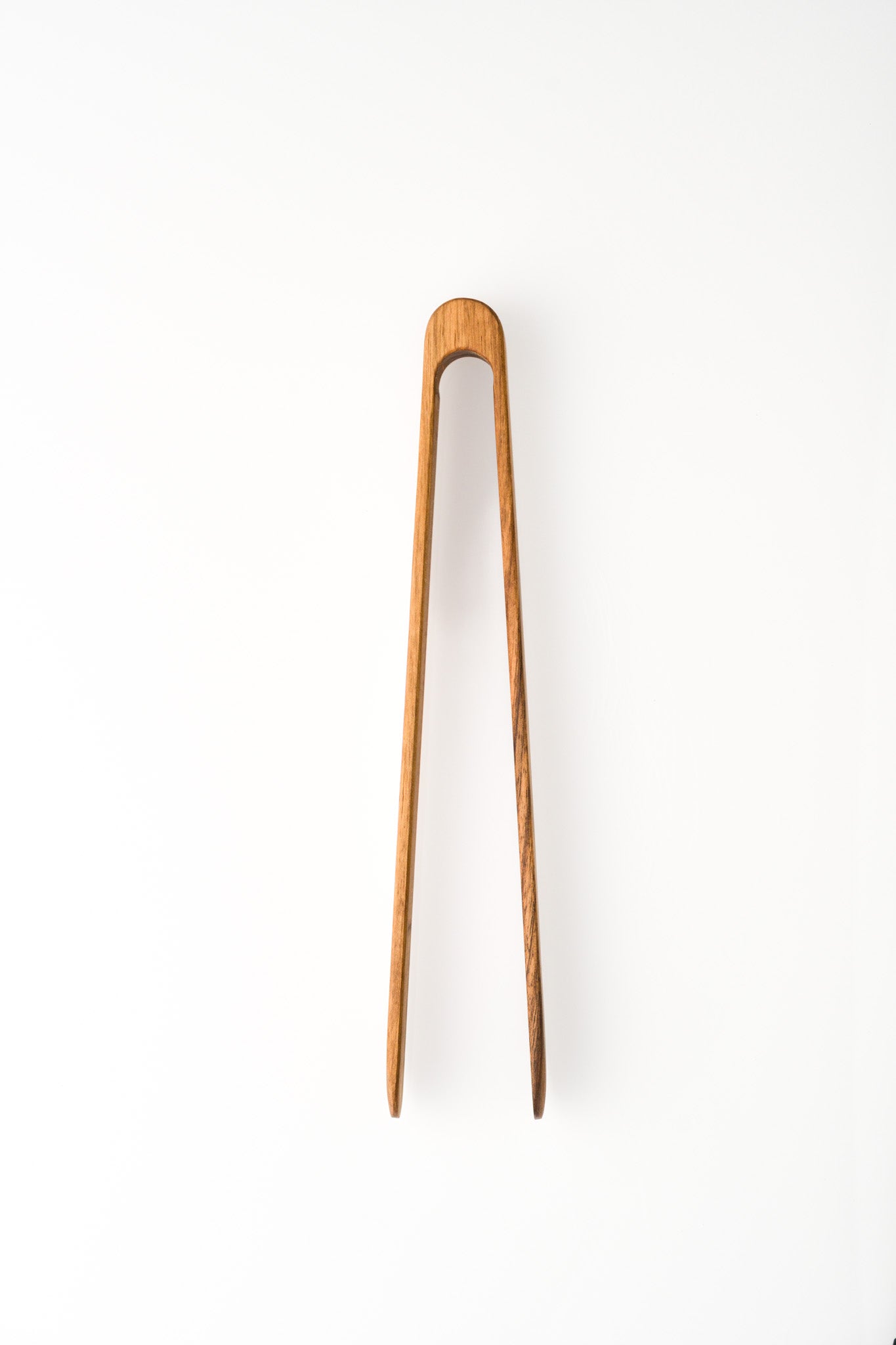 Pince de cuisine design et artisanale en noyer massif
