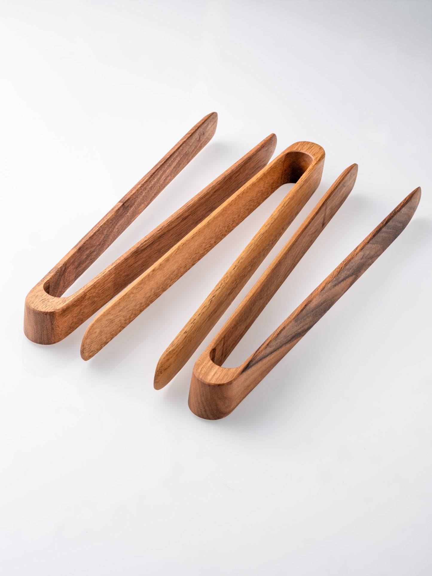 Pince de cuisine design et artisanale en noyer massif