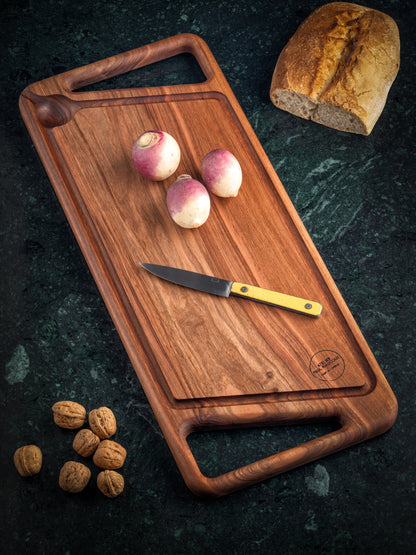 Planche à découper artisanale en noyer massif avec rigoles - #R1