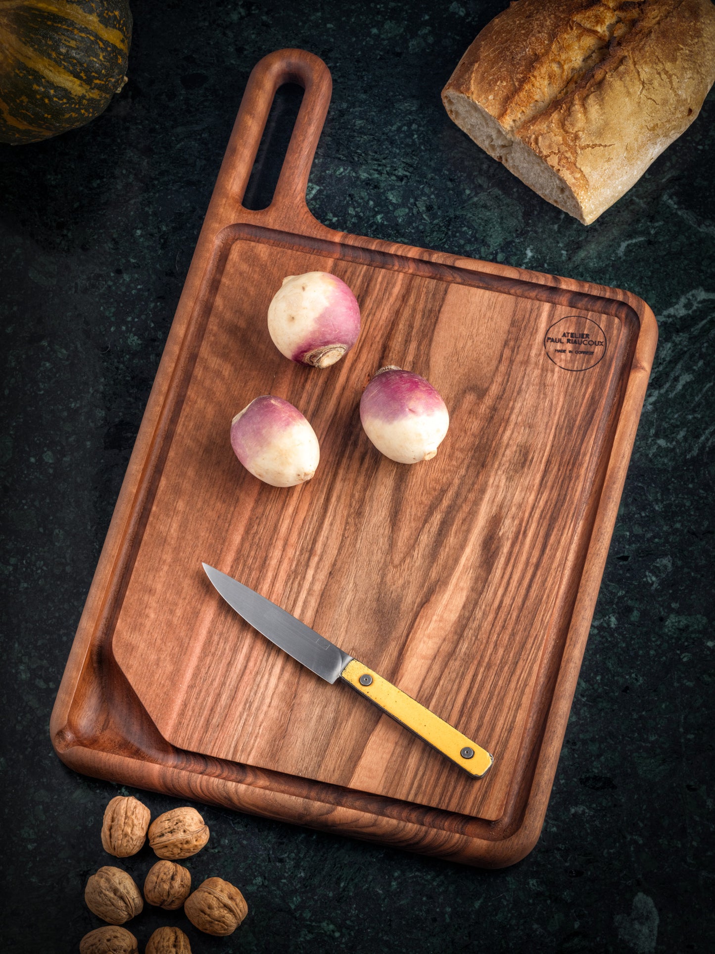 Planche à découper artisanale en noyer massif avec rigoles - #R2