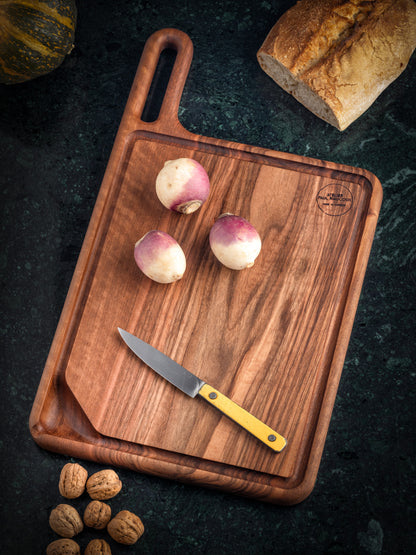 Planche à découper artisanale en noyer massif avec rigoles - #R2