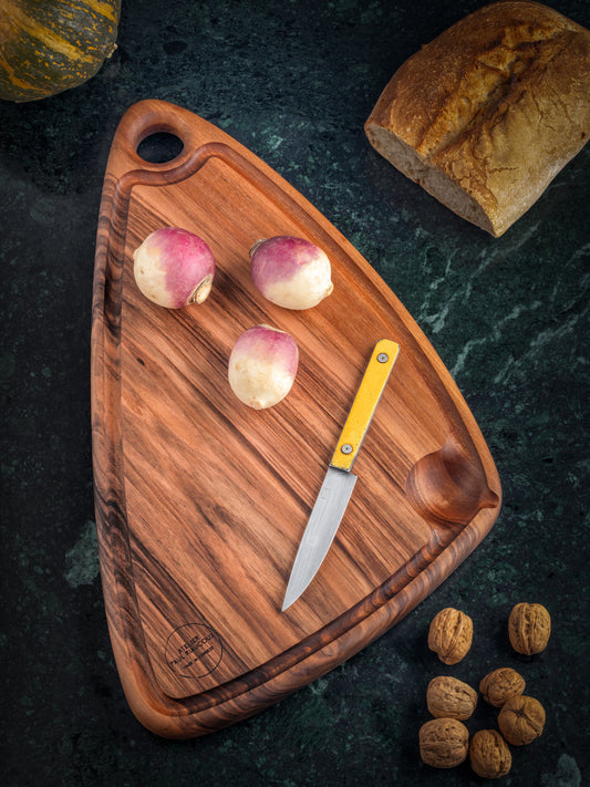 Planche à découper artisanale en noyer massif avec rigoles - #R3